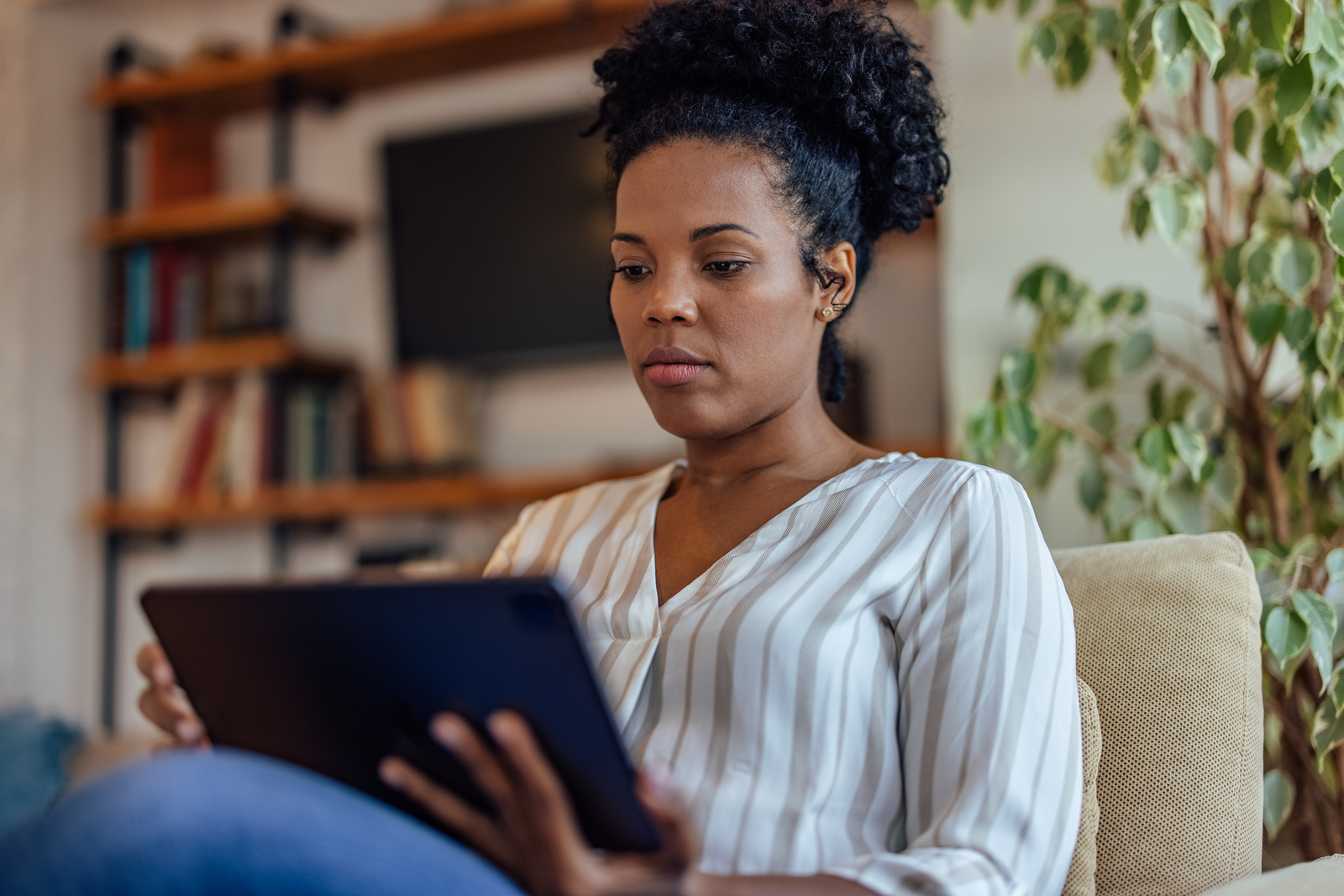 Dame utilisant sa tablette électronique à la maison