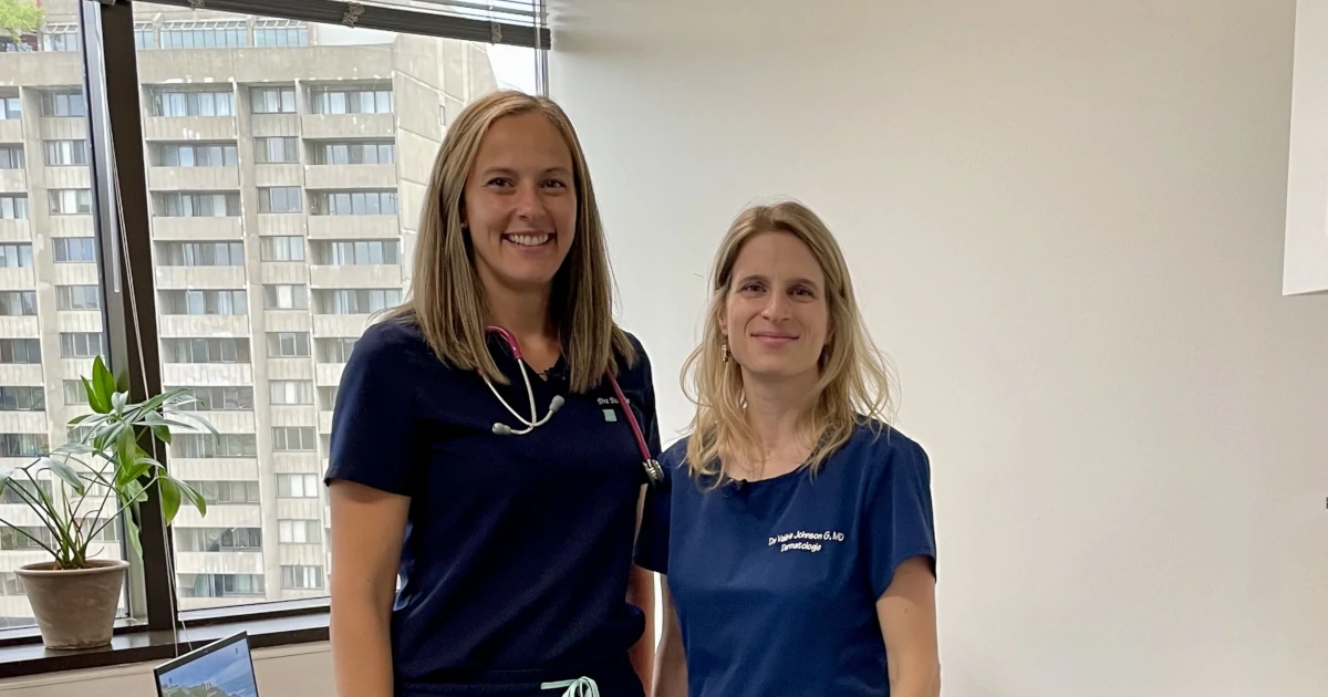 Les deux médecins sur le plateau de tournage de la formation